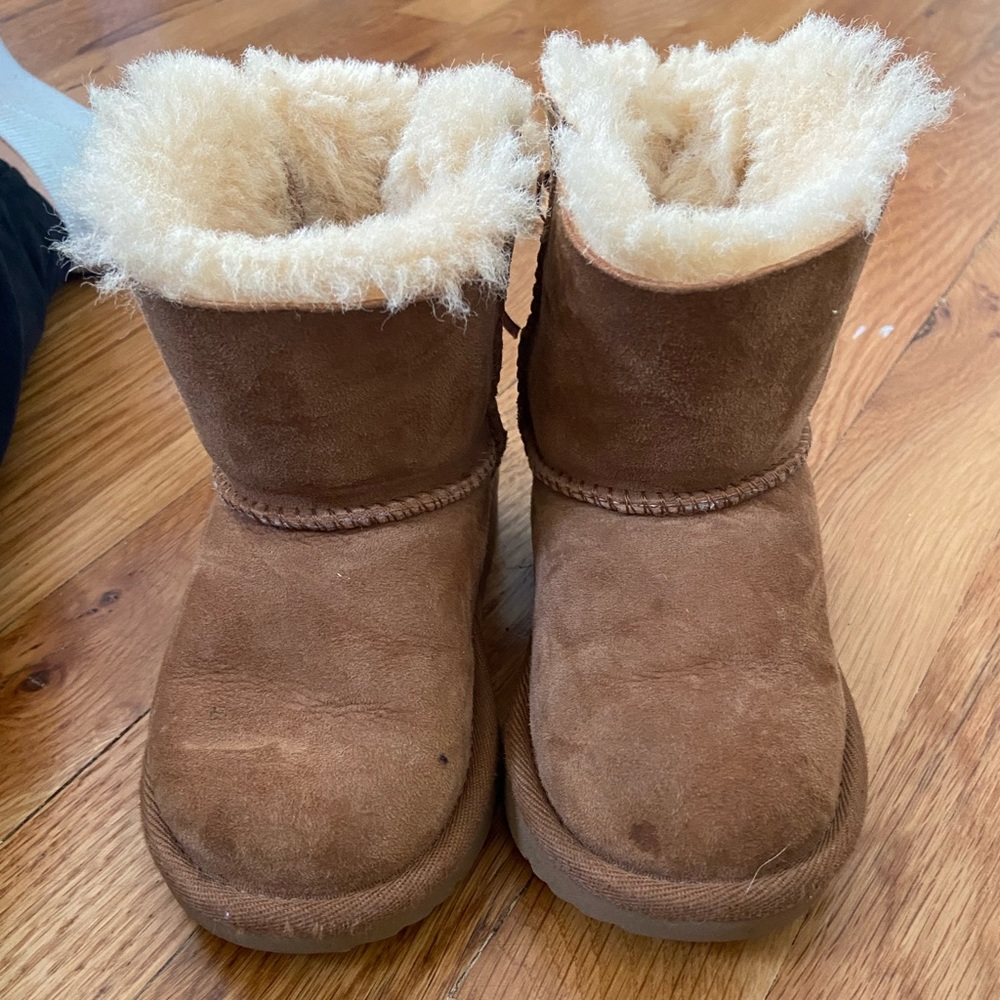 UGG BOOTS CHESTNUT WITH BOW SIZE 8 for toddlers used
